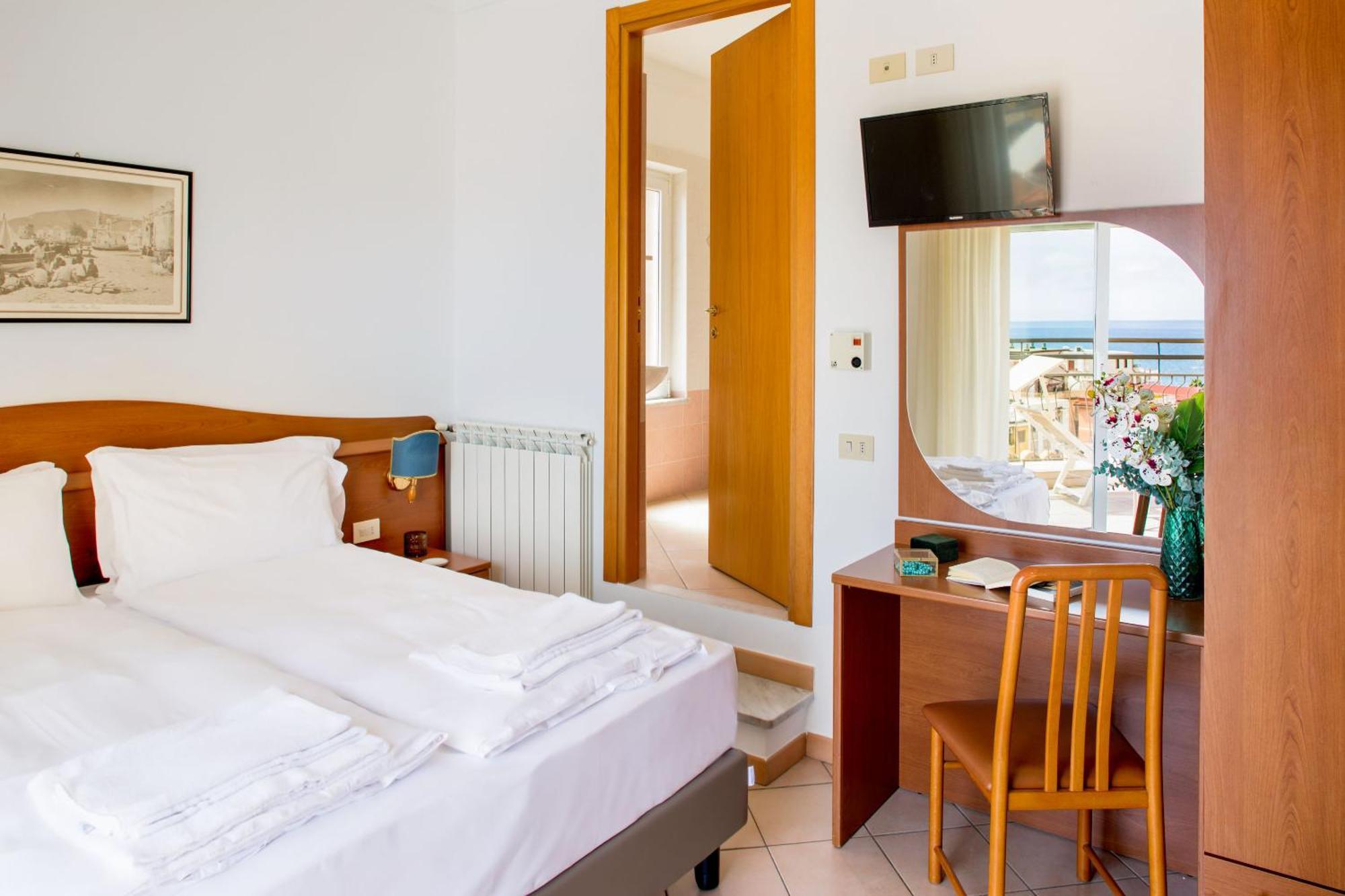 Hotel Tritone Laigueglia Esterno foto